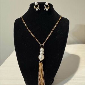 Elegant Gold and Pearl Necklace